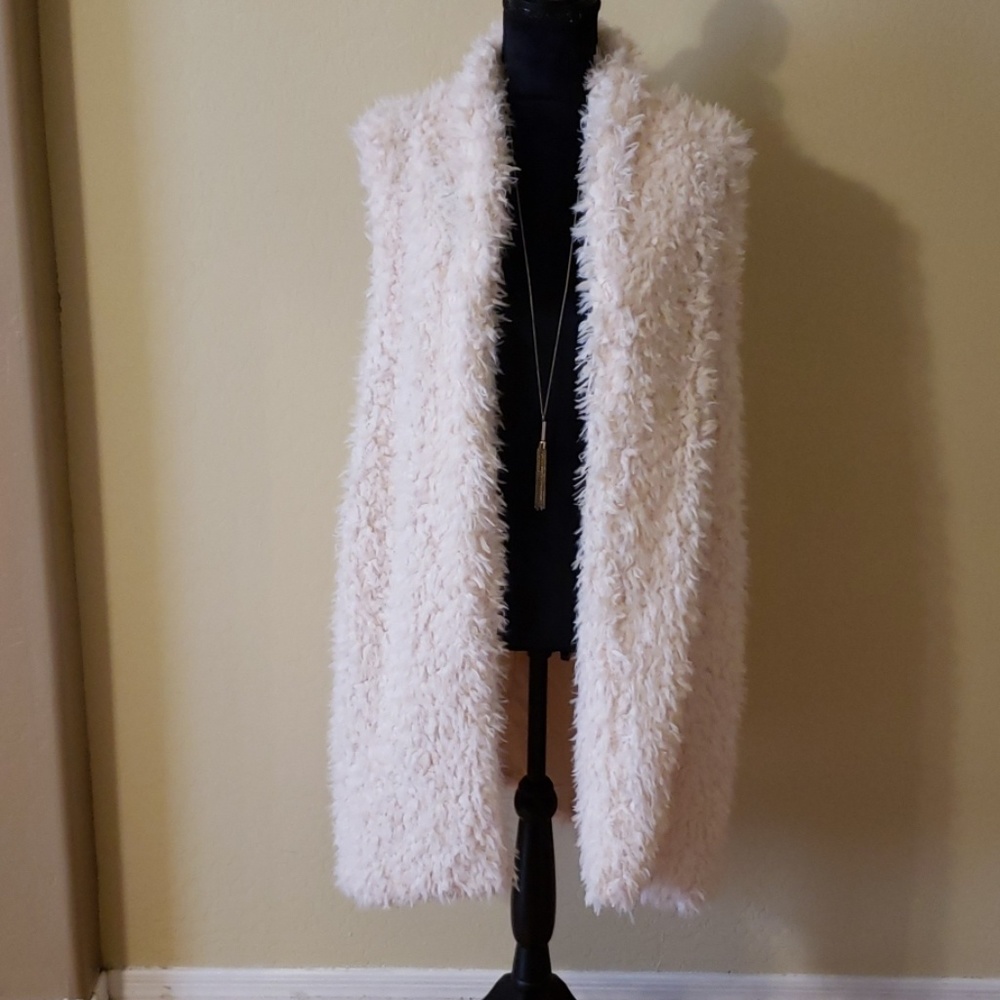 En Cremme Faux fur vest